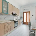 Guesthost - Turquoise Mini Flat Near Fs